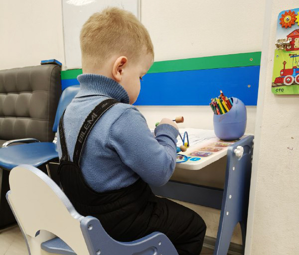 мальчик за столиком.jpg